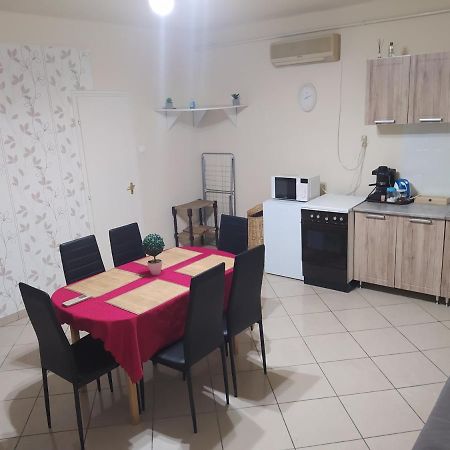 Pingpong Apartman Soltvadkert Luaran gambar