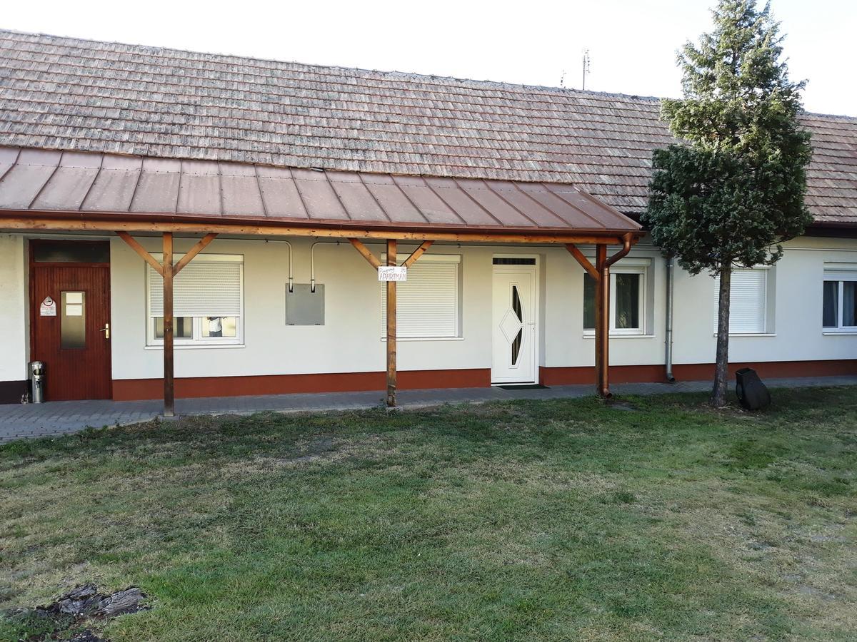 Pingpong Apartman Soltvadkert Luaran gambar